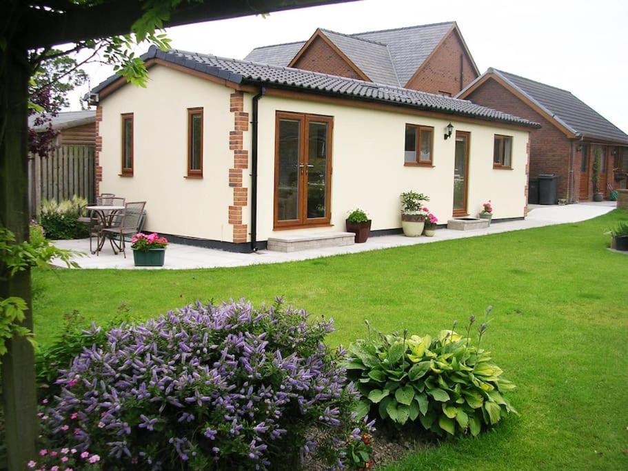 Coastal Garden Lodge Preesall ภายนอก รูปภาพ